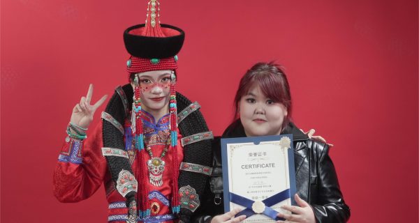 参赛选手与模特展示获奖证书（3）